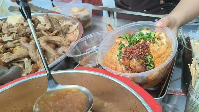摊主女儿大口吃父母摊位剩食走红 人间烟火引共鸣