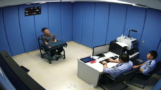 警方通报4人在地铁摆拍理发