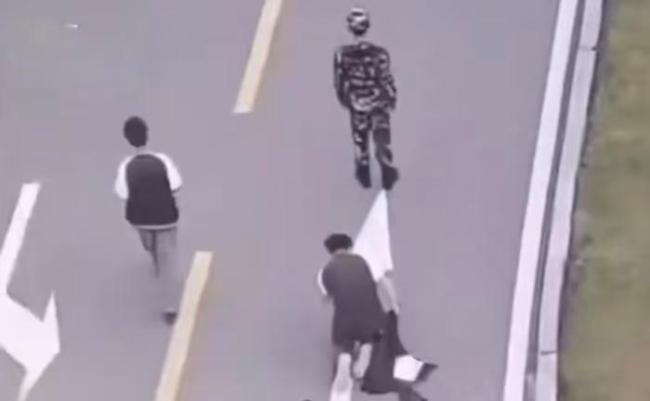 重庆一职校通报学生下跪事件 考核焦虑引关注