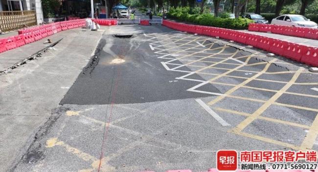 广西南宁两处滨江路段出现路面塌陷 初步判断管道原因导致