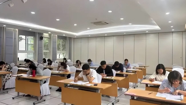 多地考公考编年龄放宽至38岁或43岁 招聘趋势变化