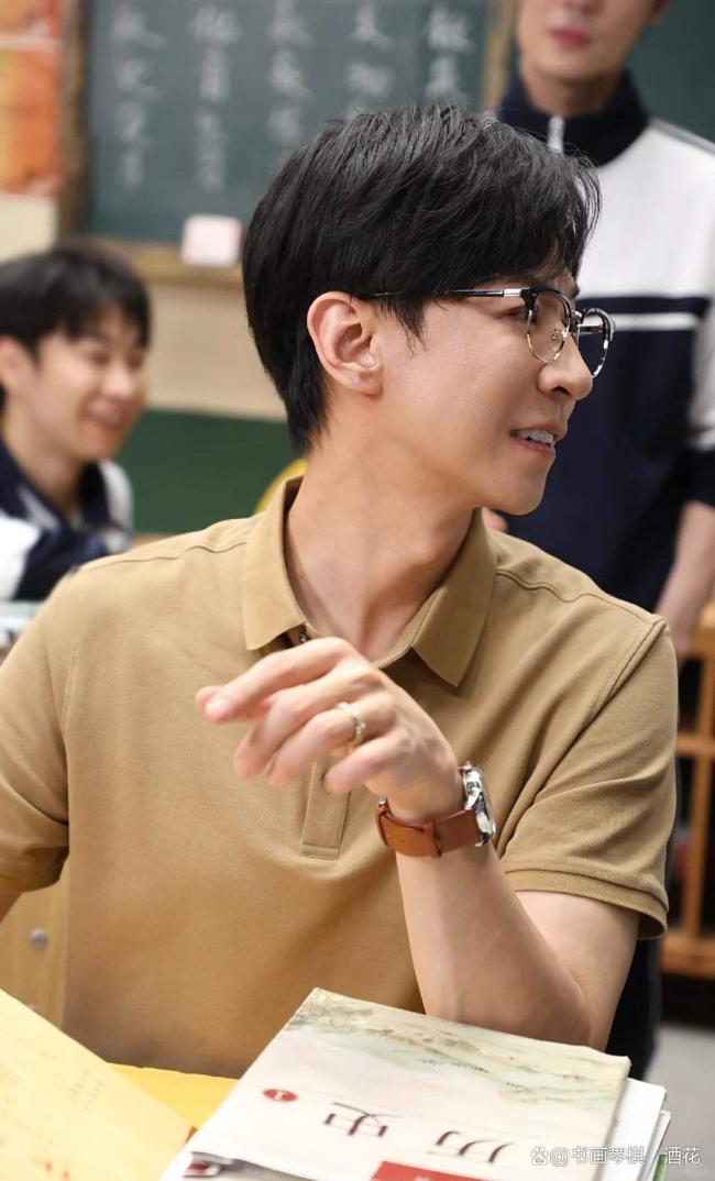 张维伊变帅了 新造型获赞无数