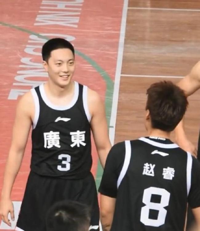广东全运男篮胜美国肯尼哈奇男篮 赵睿回归首战亮眼