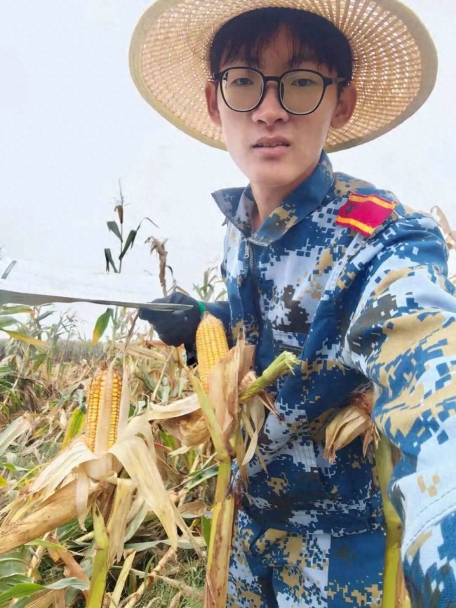 国庆掰7天半玉米大学生否认直播带货 专心学习助力农业！