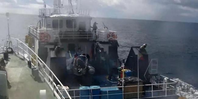 菲律宾在南海动手 中国海警水炮全力输出 局势升温背后的博弈