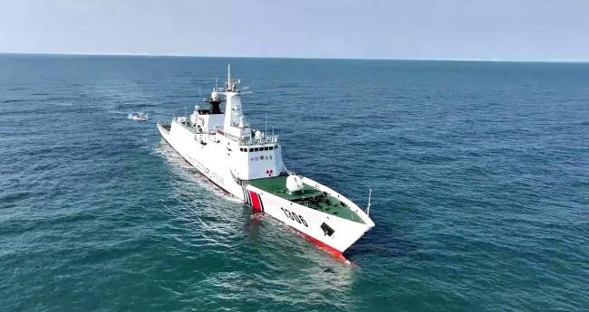 国外网友看菲律宾船只在南海恶意碰撞中国海警船 水炮迎头痛击