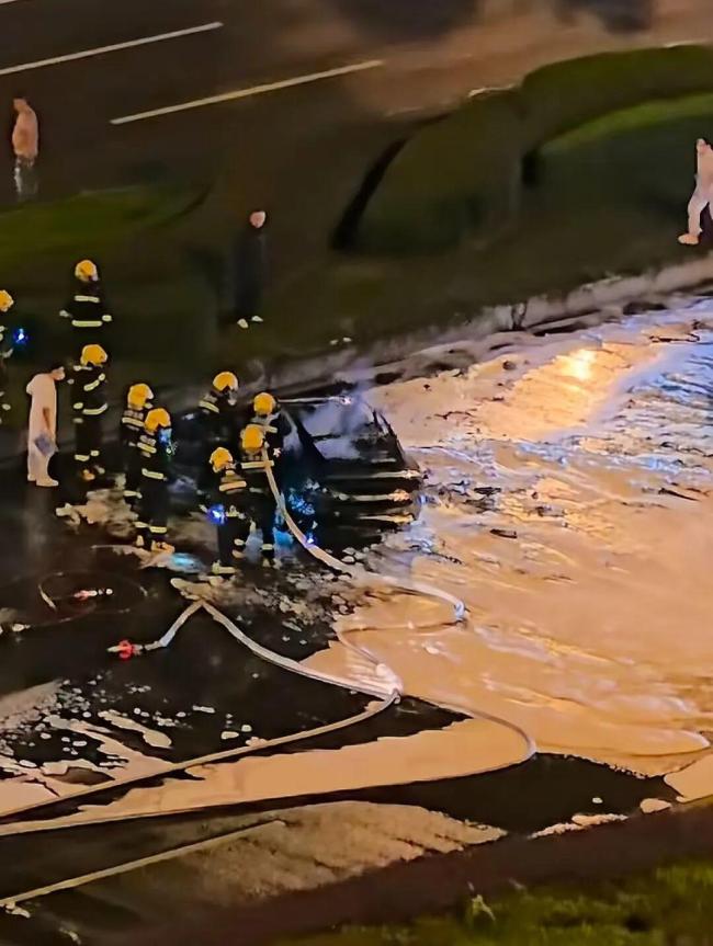 成都小米SU7自燃 路人救援打不开门 车主不幸遇难