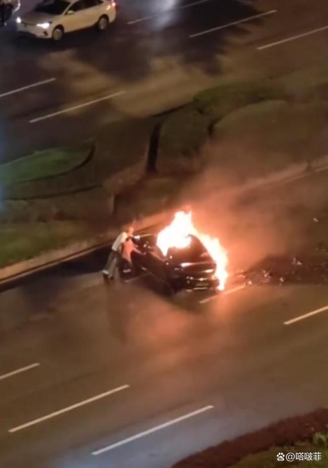成都一小米SU7车祸后起火驾驶员遇难