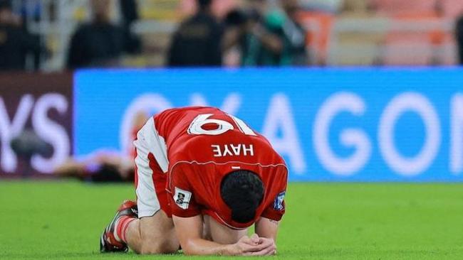 冲击世界杯失败！印尼球员跪地痛哭 梦想破灭泪洒赛场