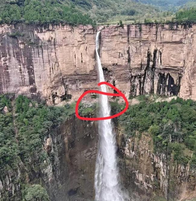 男驴友在瀑布拍照时不慎坠崖 救援正在进行中