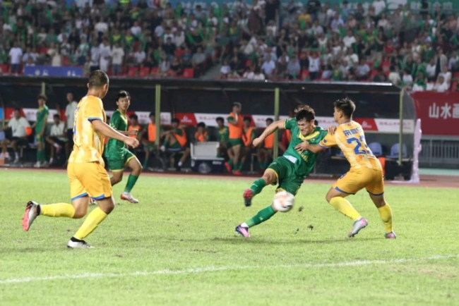 不公平？中国男足主力前锋参加湘超 半场戴帽，官方：完全符合规定 五人制国脚合规参赛