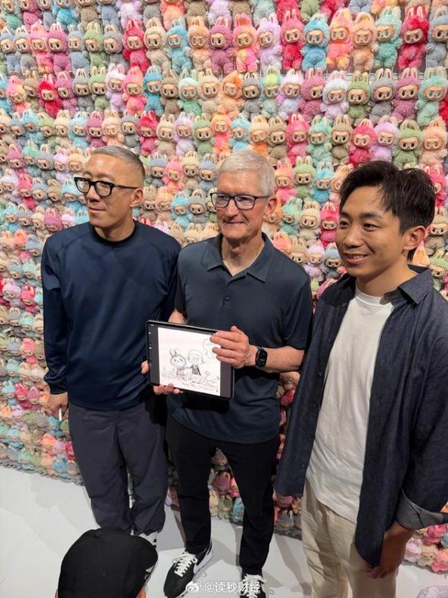 库克中国首站为labubu庆生 与艺术家亲密互动
