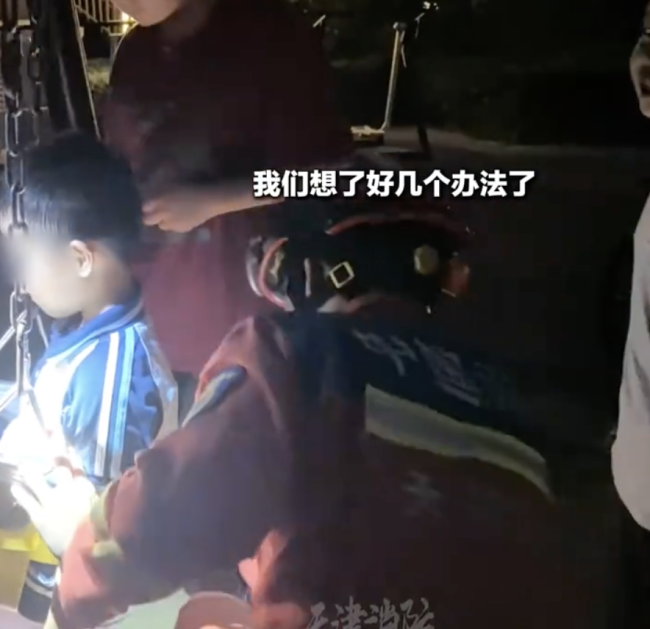 男孩卡秋千萌娃电话手表摇人营救