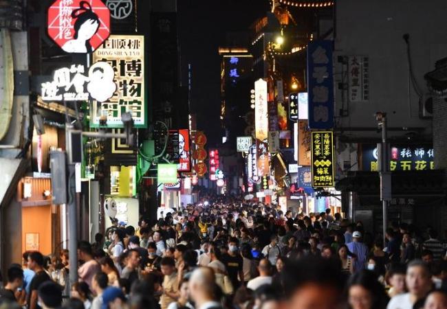 城市“夜经济”助推消费热潮