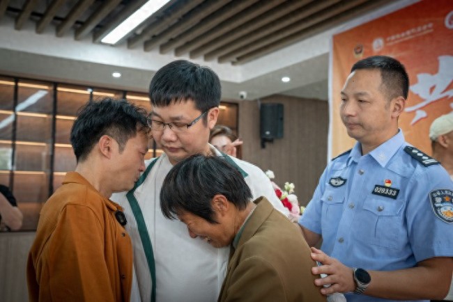 36年终团圆 哥哥为被拐弟弟准备手表！