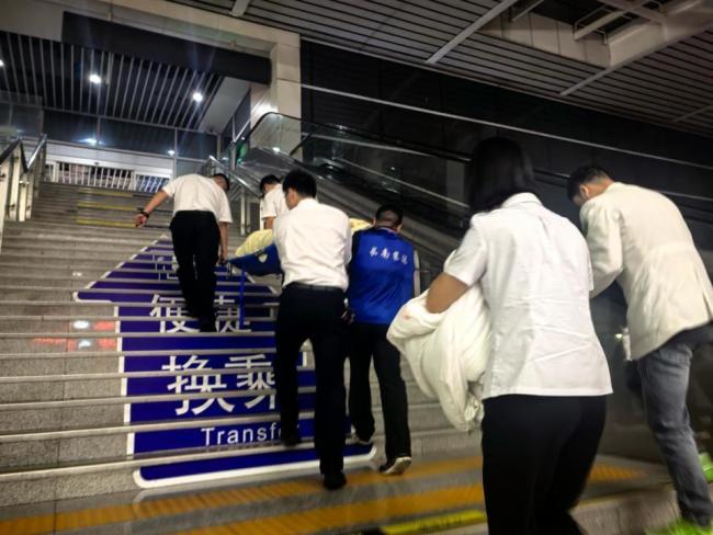 高铁晚开6分钟守护孕妇分娩 铁路员工紧急救援