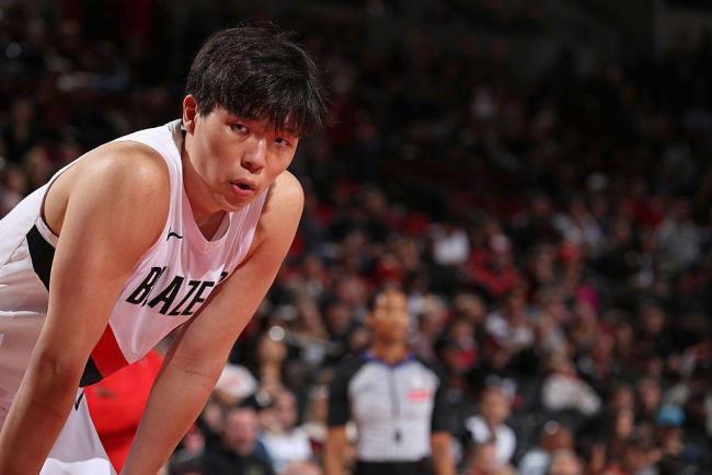 中国球员闯荡NBA体验冰火两重天 挑战与机遇并存