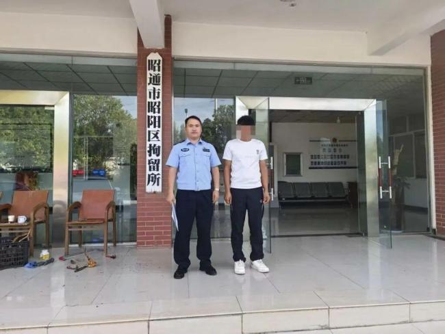 男子别停他车后“亮警察证” 假冒身份被拘留