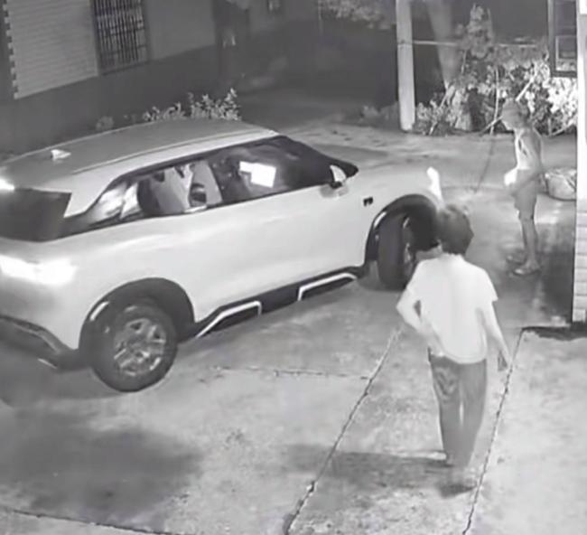 78岁爷爷为开车回家的孙女停车方便,直接将门口对绿植铲掉