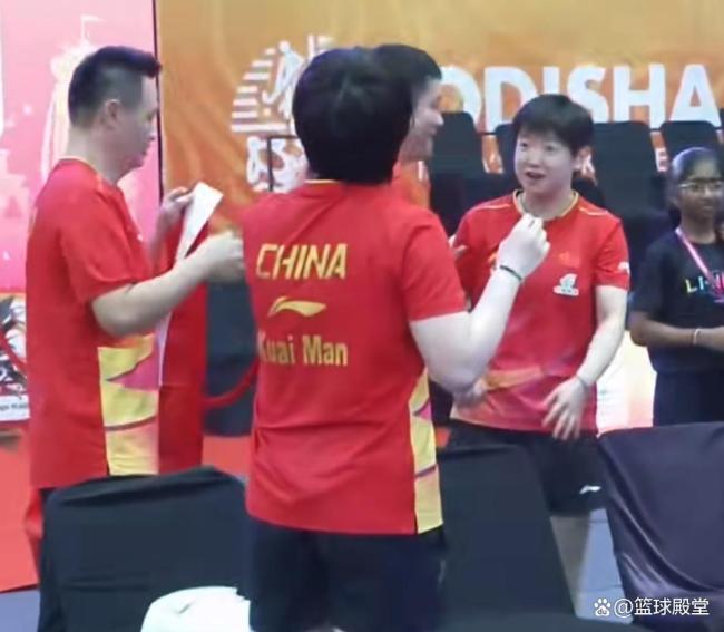 国乒女团高举国旗庆祝 亚锦赛夺冠时刻