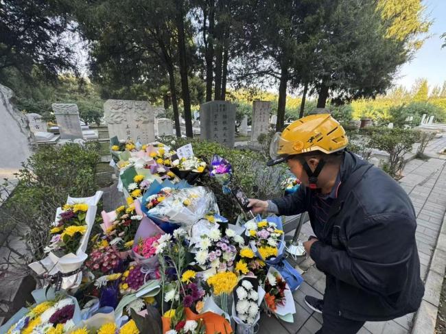 市民自发前往公墓悼念吴石将军 电视剧激发爱国情怀