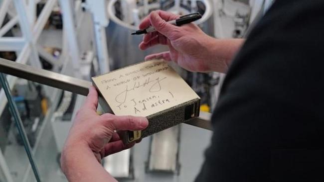 黄仁勋向马斯克交付迷你超级计算机 DGX Spark正式亮相