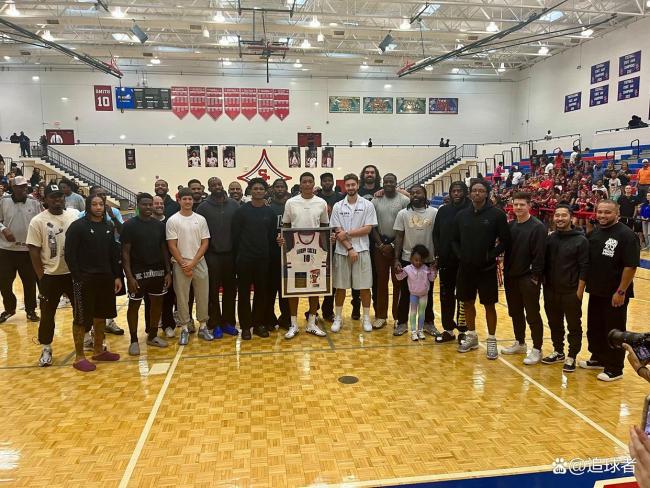 火箭新星高中球衣退役!全队到场合影祝贺 杜兰特暖心记录荣耀时刻
