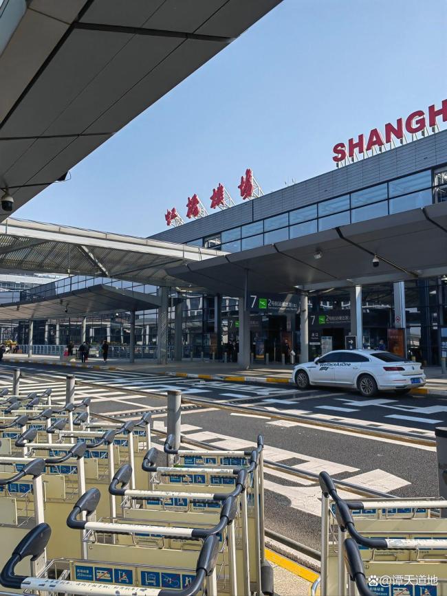 机场回应外籍旅客脱鞋躺卧占座 规则面前人人平等