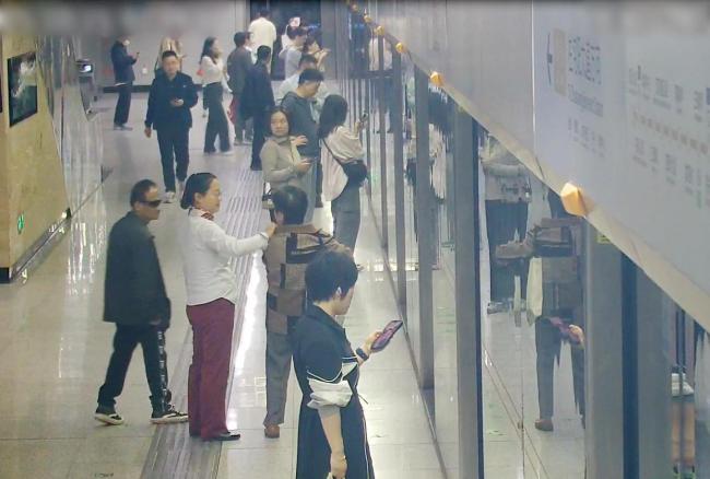 乘客搭电梯摔倒 众人出手6秒解危情