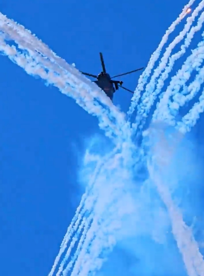 直拍直-20凌空画凤凰 场面震撼