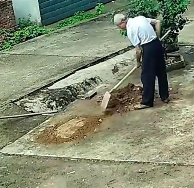 爷爷为了孙女好停车 挖平路边 隔辈亲的温暖举动