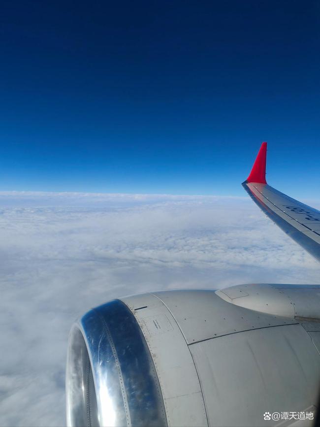 机场回应外籍旅客脱鞋躺卧占座 规则面前人人平等