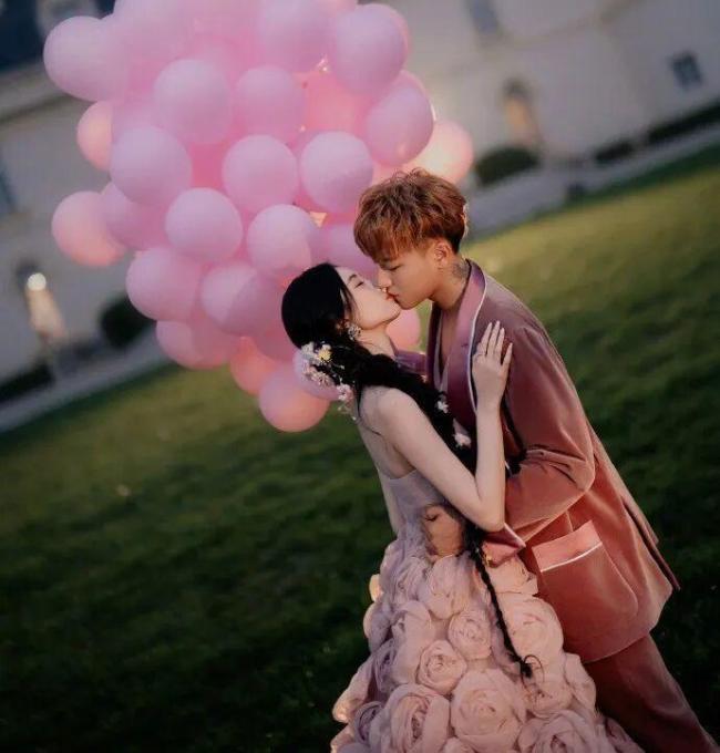 徐艺洋回复500克拉钻戒:玻璃作念的 婚典细节温馨共享