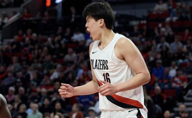 杨翰森再战勇士9 6！篮板新高 晃飞霍福德，约基奇式打法初现！进步神速引发热议