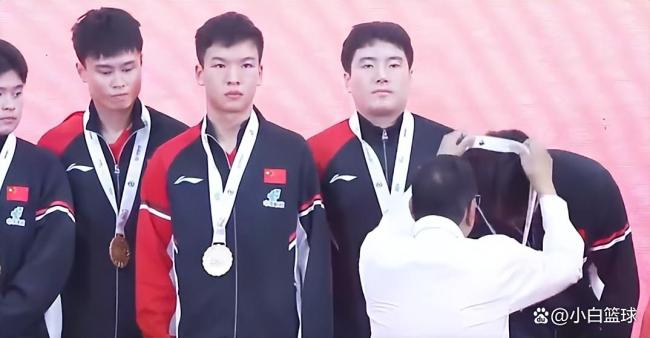 王楚钦让出C位 王皓骄傲满满庆祝亚锦赛冠军 国乒团结精神闪耀
