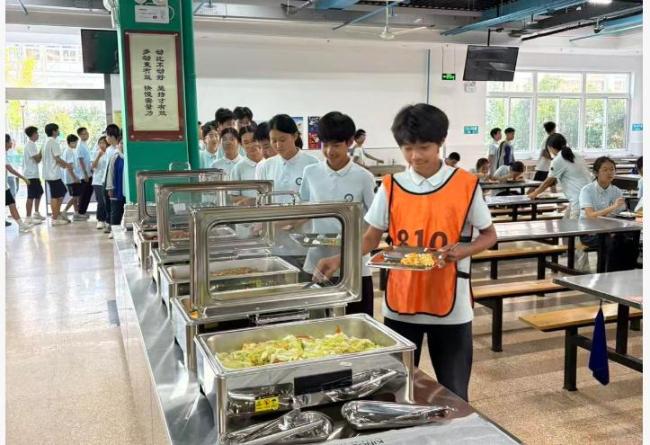 杭州一城区21所中小学设自助餐 学生自主选择更受欢迎