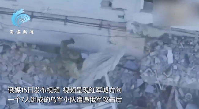 俄军见乌7人小队冲进避难所召唤重磅炸弹 炸弹密集坠地将高楼夷平