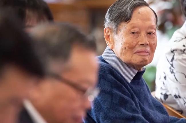 悼念杨振宁：世纪科学巨擘的归根之路