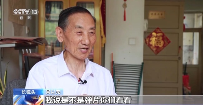 这条摘不下的“项链”成了他的光荣勋章