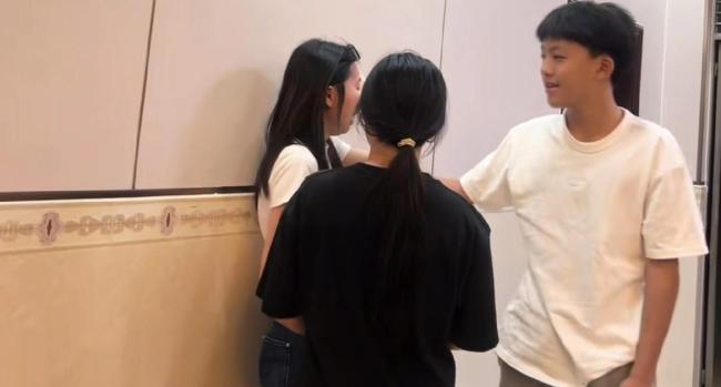 叶锐聪弟弟手写对联 迎接哥哥回家 全家期待团圆时刻