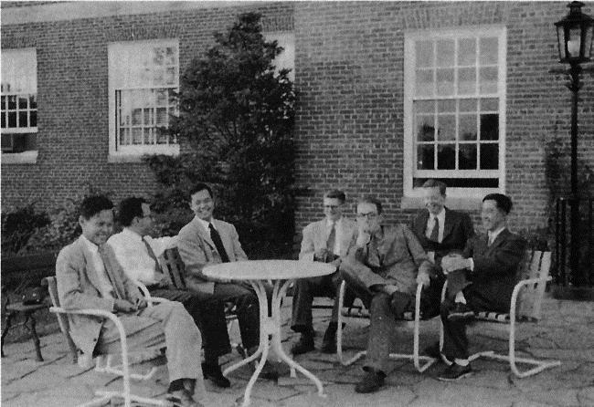 回顾杨振宁生平 传奇物理学家的辉煌一生