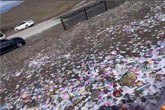 多人在草原上抛撒纸片 林草局介入 环保行为引争议