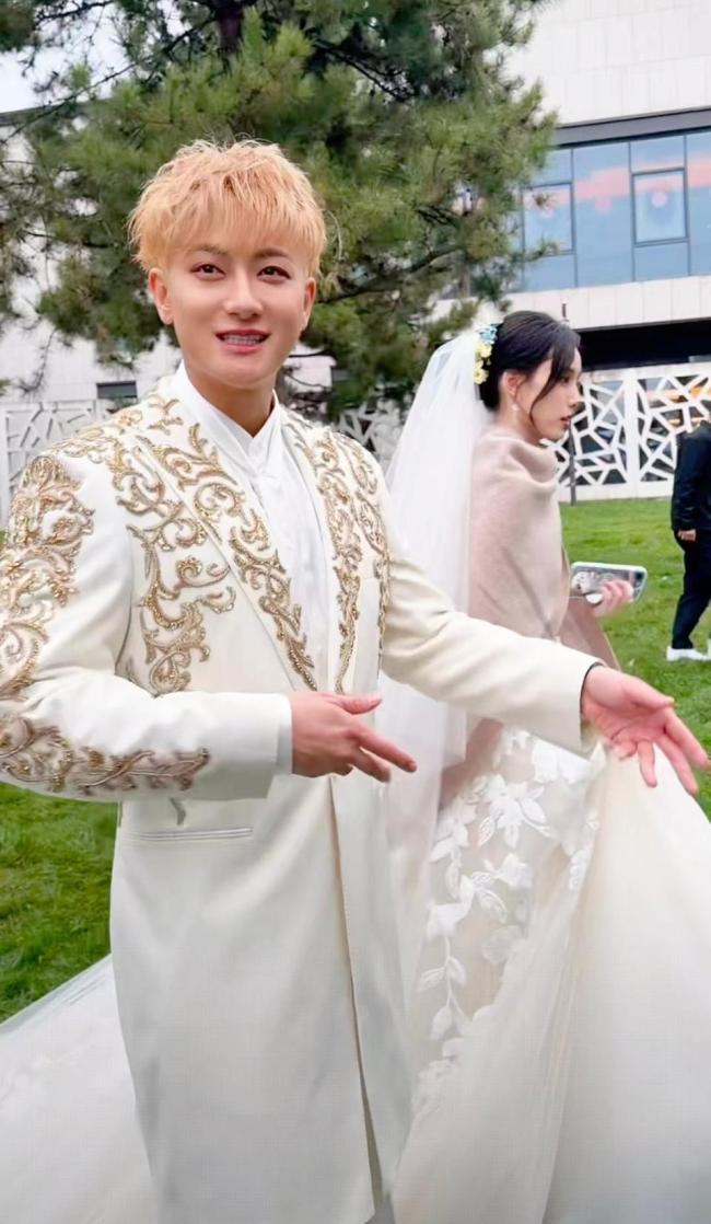 再浮夸的礼服是黄子韬穿就合理了 中二少年的婚礼狂欢