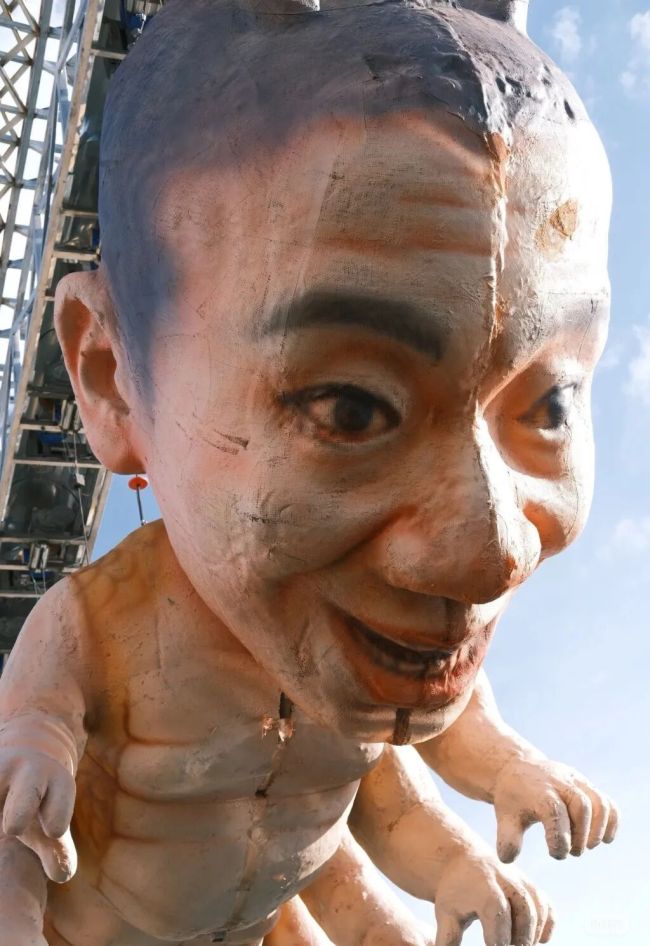 设计师回应“人体蜈蚣”雕塑争议 艺术装置名为《梁虫》