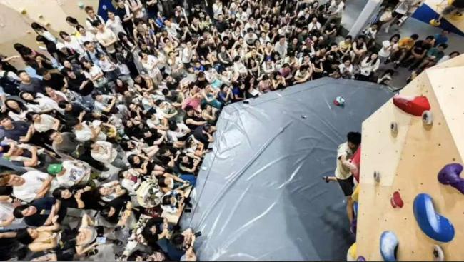 攀岩悄悄破圈 打工人排队“上墙” 从零到一的积累过程