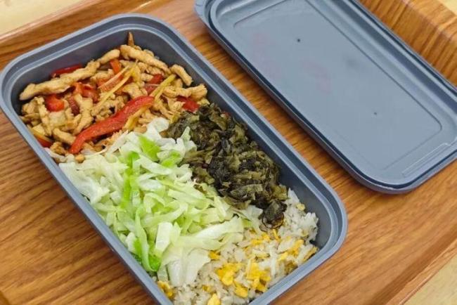 国铁成都局高铁盒饭上新 现炒美味添家味