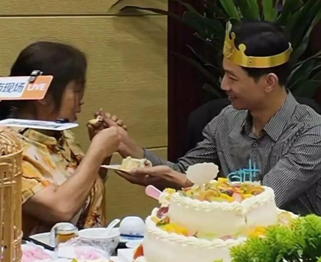 被拐儿子回家母亲怕给压力让喊姐 37年终团圆