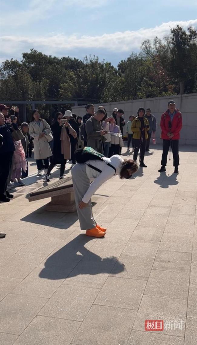 无名英雄广场雕像前鲜花排成长龙 市民缅怀烈士引发共鸣