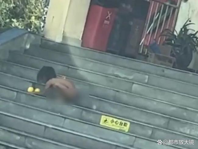 野人小孩爸爸回应孩子不穿衣服