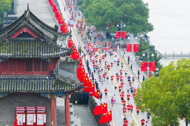 走失3天女童吃上棒棒糖了 平安归来温暖人心